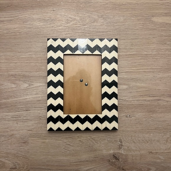 Other - 4x6 Black x White Frame